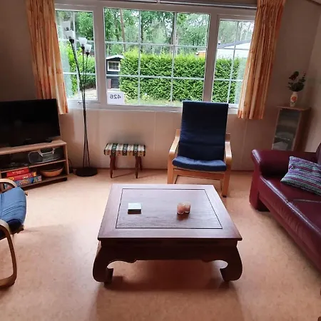 Carefully Furnished Chalet With A Nice Garden, In Nature בקתה *