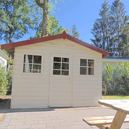 Carefully Furnished Chalet With A Nice Garden, In Nature בקתה *