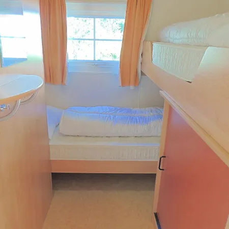 Carefully Furnished Chalet With A Nice Garden, In Nature בקתה *